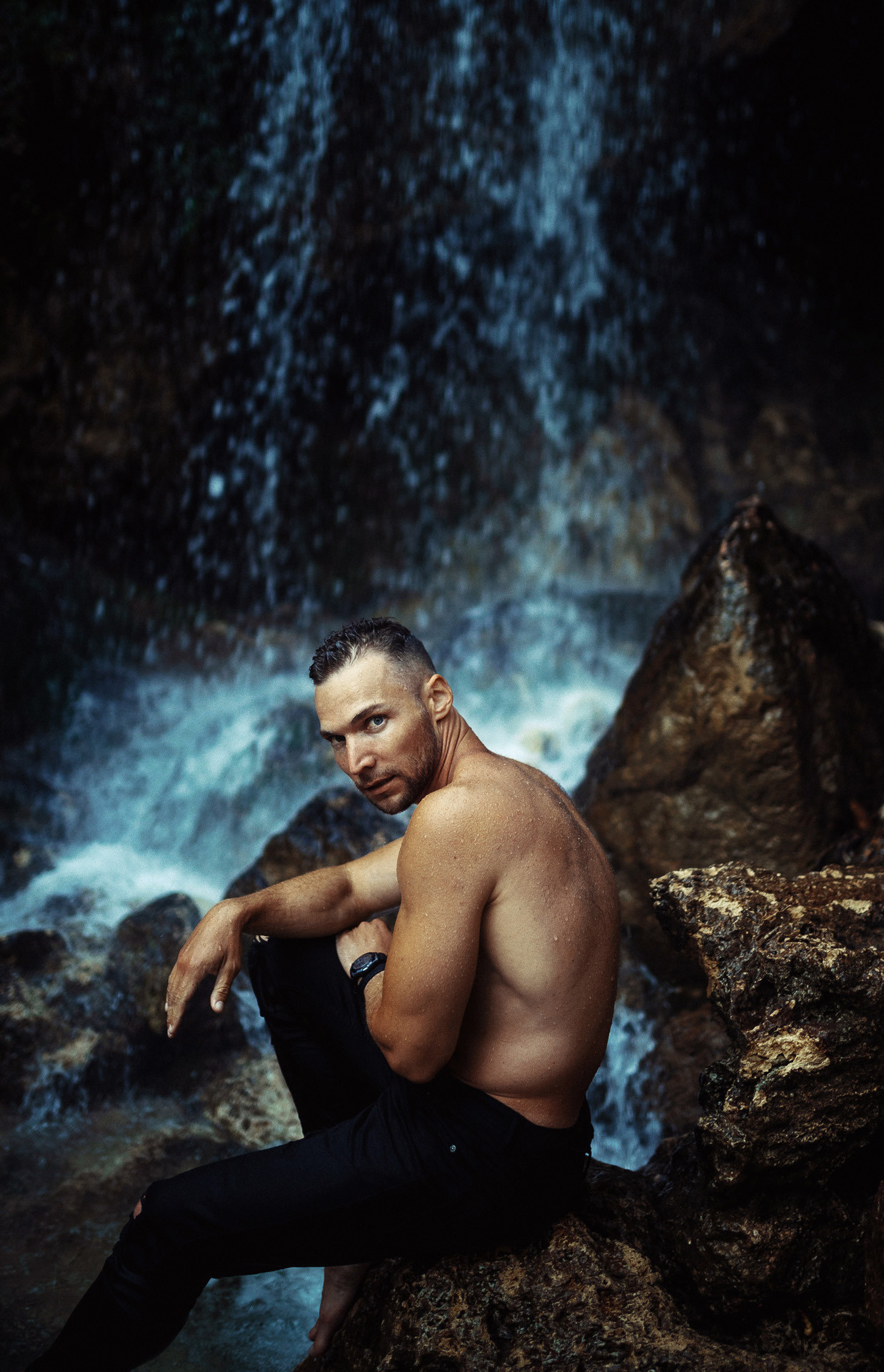 Мужской портрет на водопаде. Фотограф Севастополь Крым | Шестаков Илья