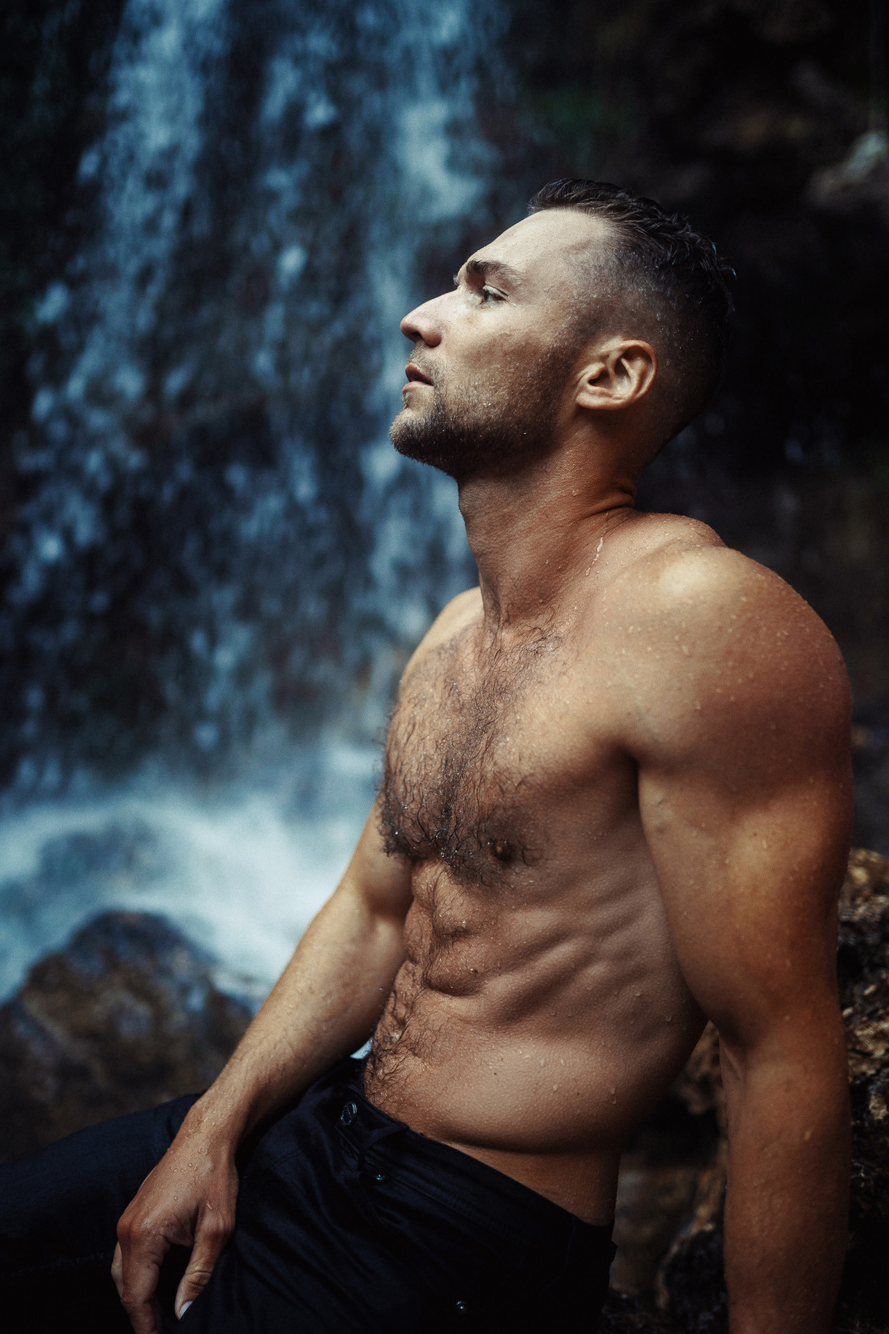Мужской портрет на водопаде. Фотограф Севастополь Крым | Шестаков Илья