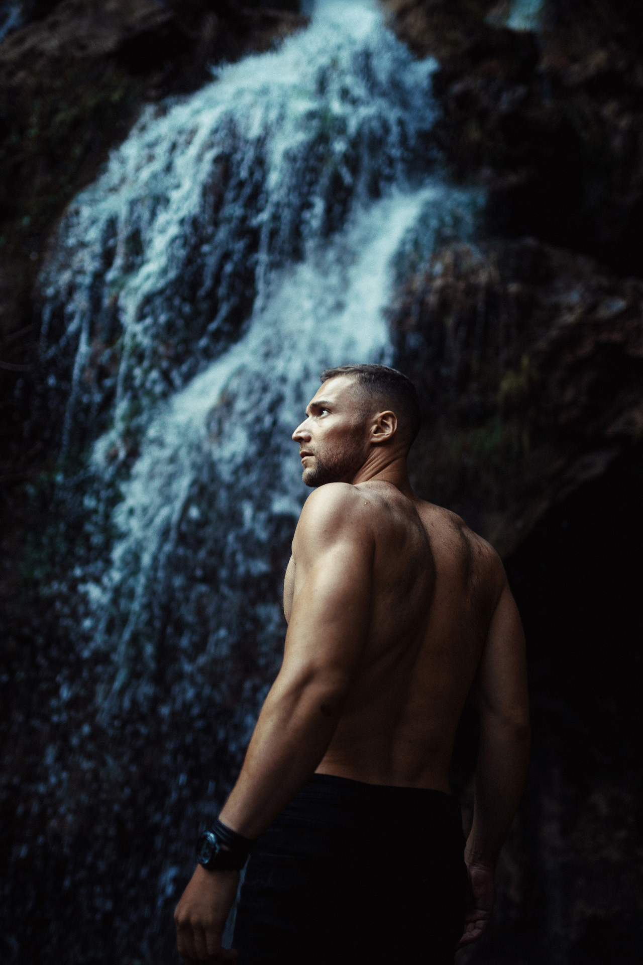 Мужской портрет на водопаде. Фотограф Севастополь Крым | Шестаков Илья