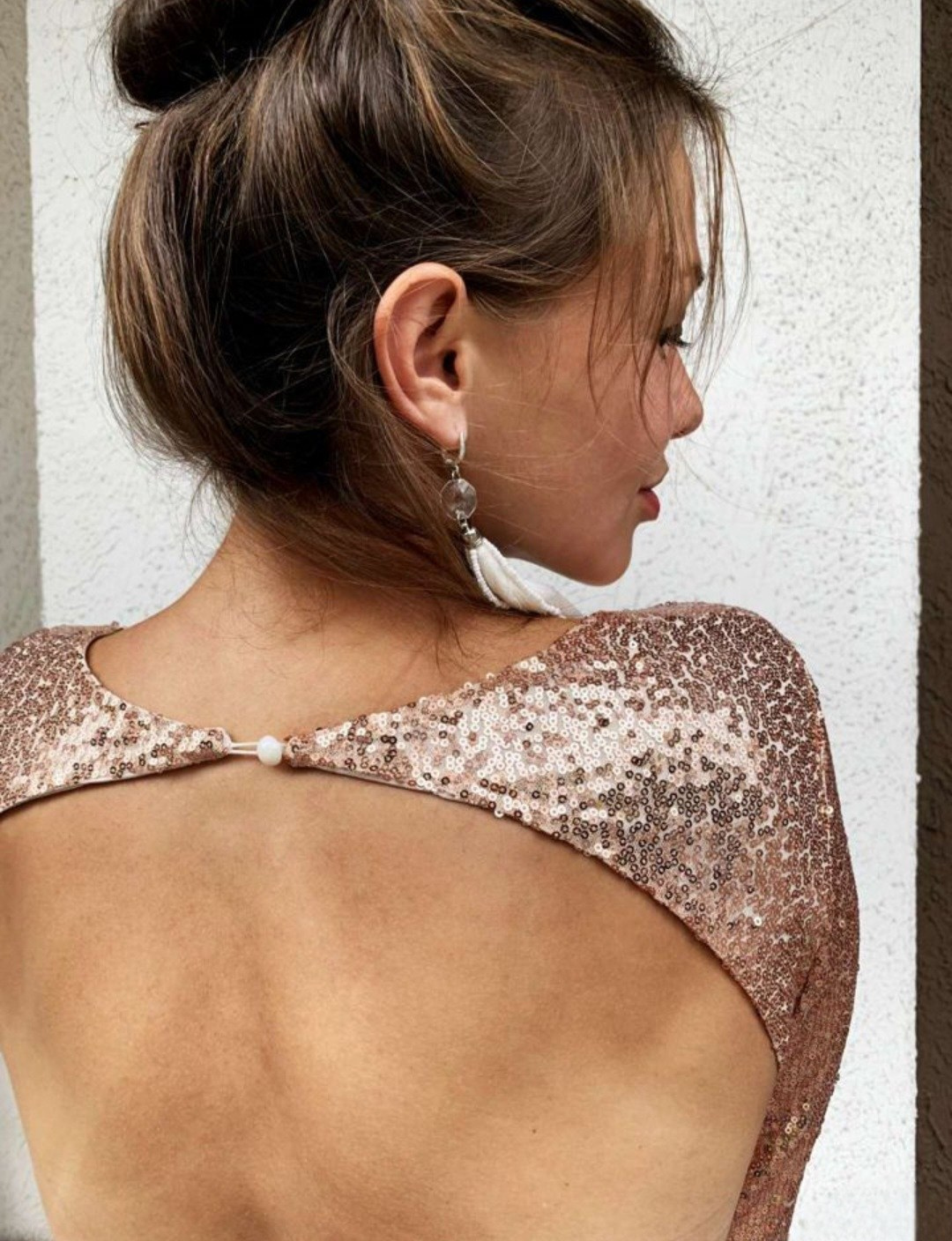 Девушка в золотистом платье с открытой спиной обегающее силуэтное