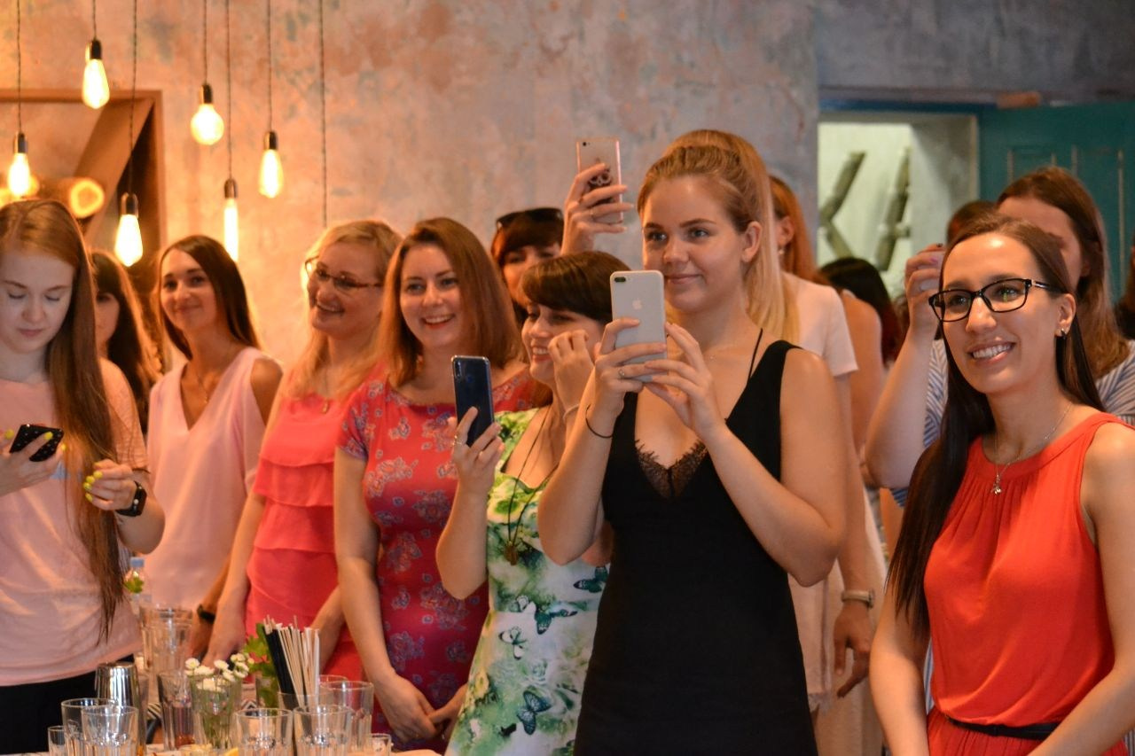 Ведущий + диджей + флейринг-шоу на выпускной вечер и другие праздники для молодёжи и подростков