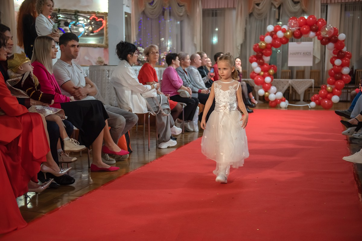 Выпускной в детской школе моделей HAPPYkids 2024. Семейный и коммерческий фотограф в Сочи Александр Бодунов