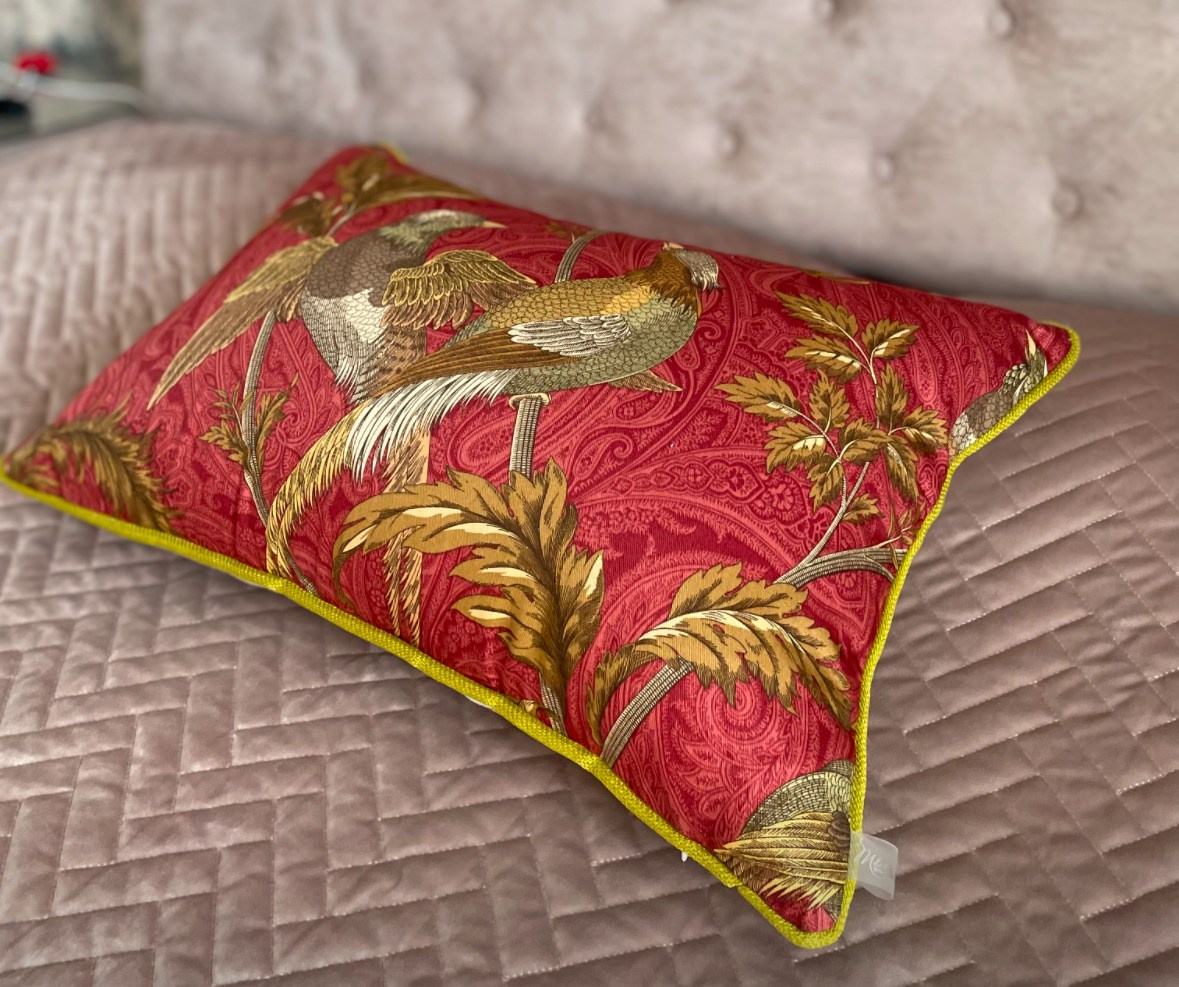 Яркая цветная декоративная подушка в СПб от дизайнера