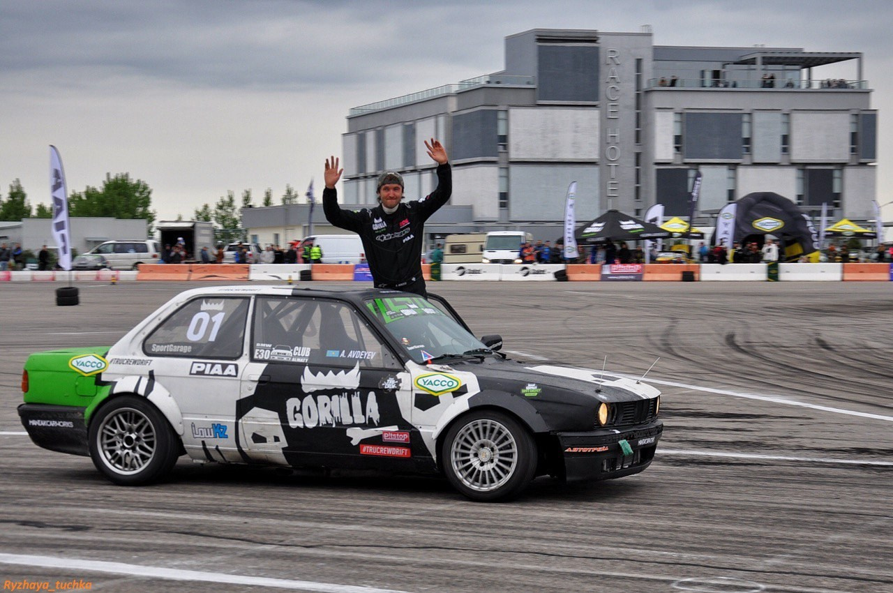 Обучение дрифту на гоночной машине BMW E30 M3 в Алматы