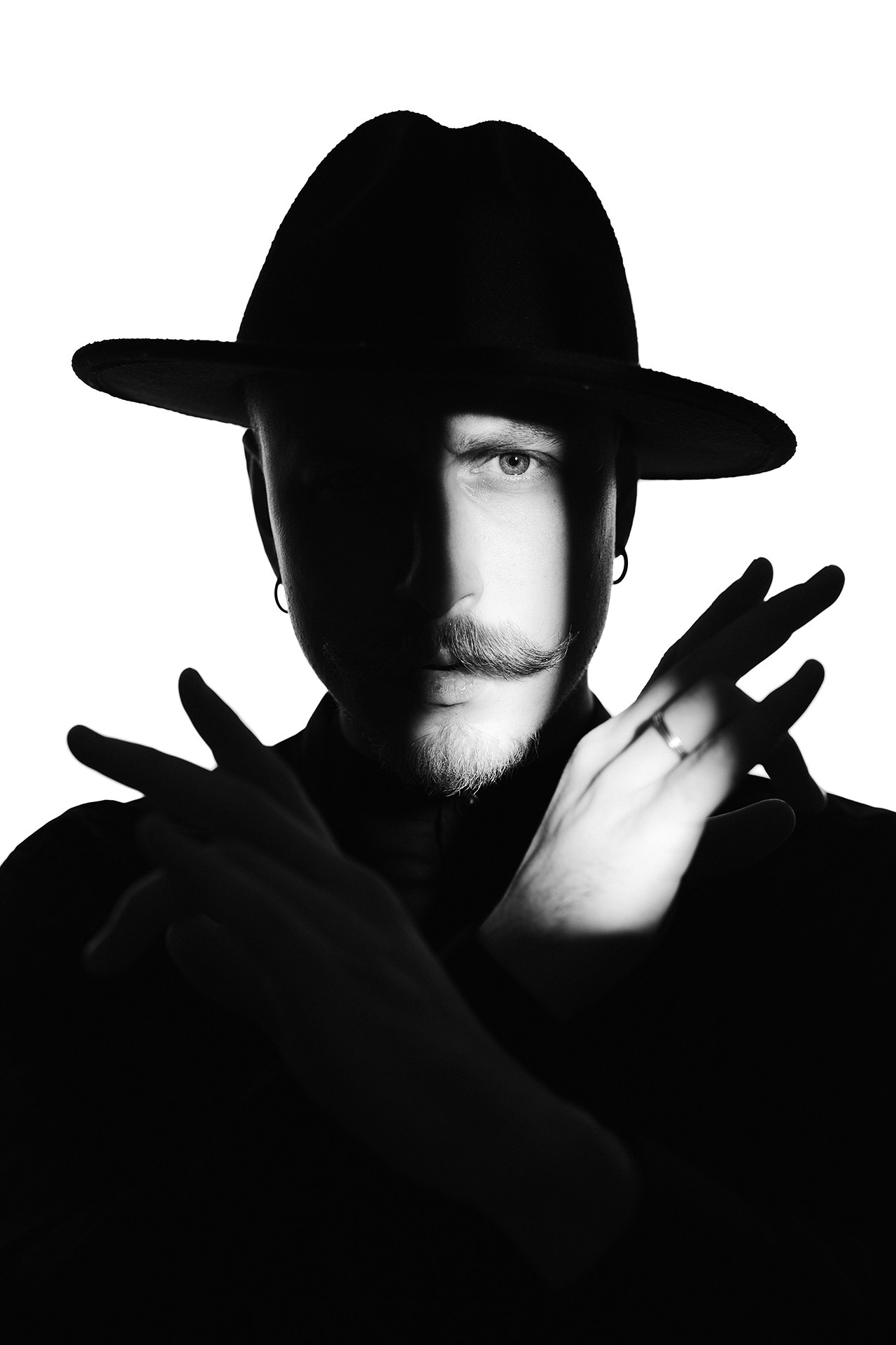 Креативная мужская фотосессия. Профессиональный фотограф в Новосибирске