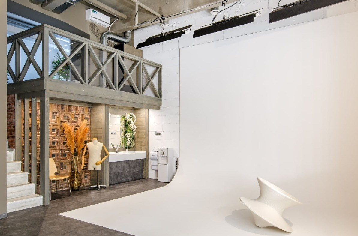 Локация с нейтральным фоном для создания чистых предметных снимков.