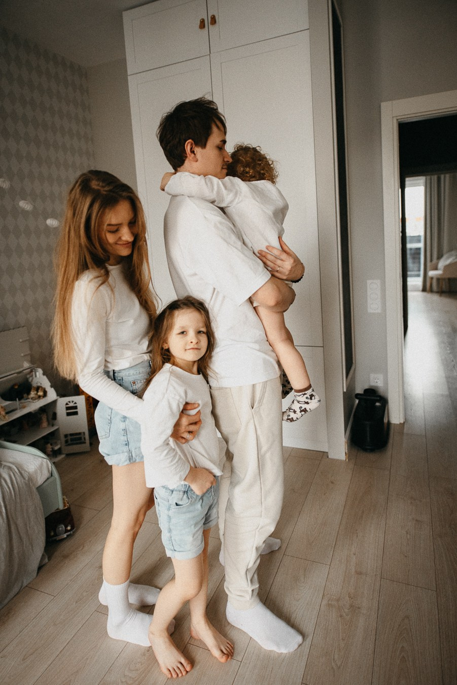 Костя, Яна, Кристина, Леон | дома