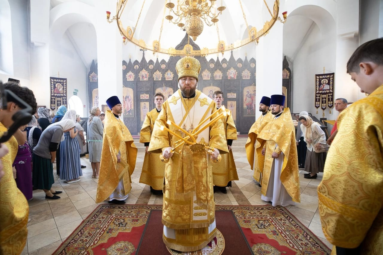 Митрополит Игнатий совершил божественную литургию в храме Всех скорбящих Радость. Саратовское Северо-Западное благочиние