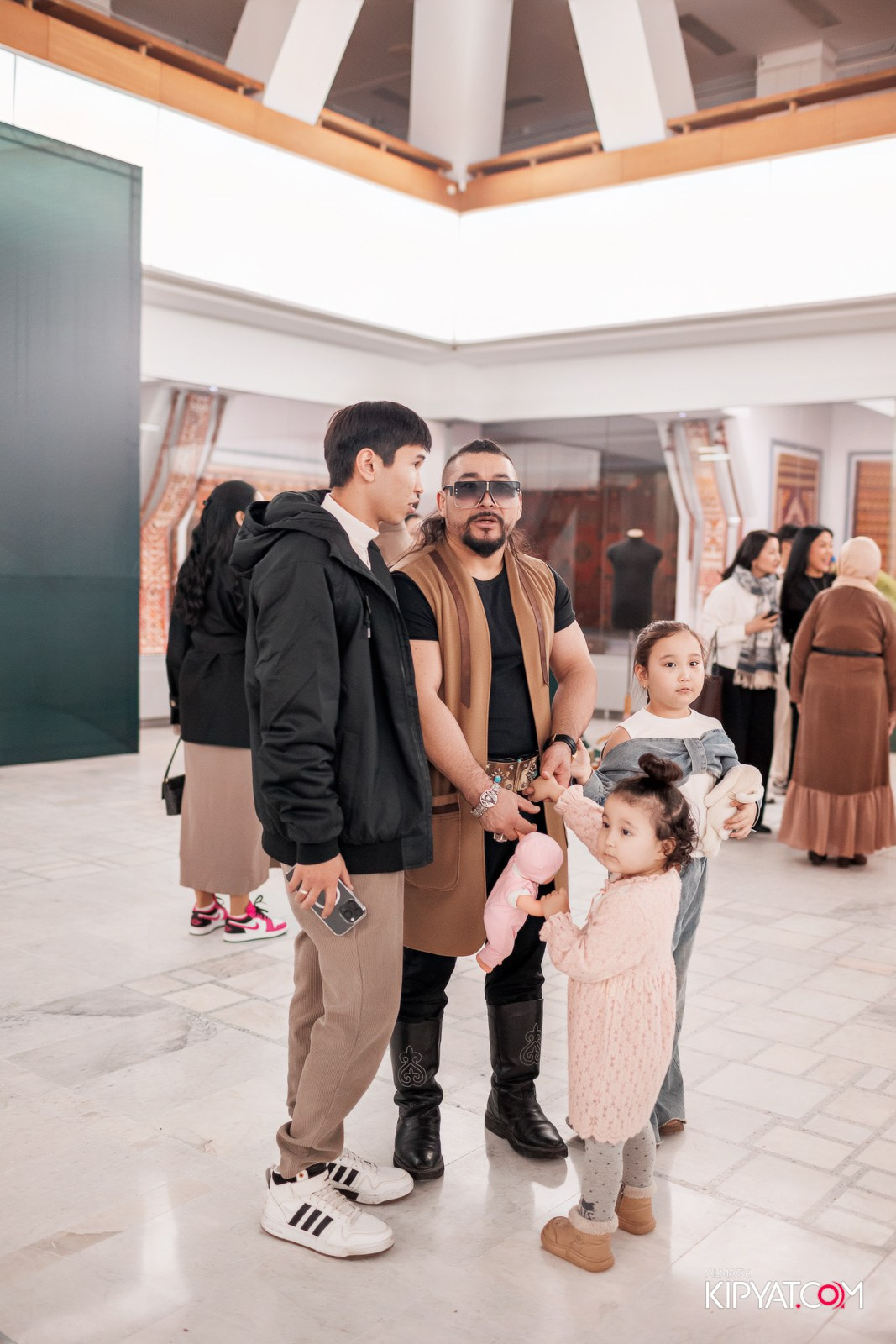 FASHION ПОКАЗ, КАЗАХСКОЙ НАЦИОНАЛЬНОЙ ОДЕЖДЫ. КИПЯТКОМ АЛМАТЫ!