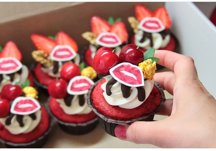 Капкейки фуршетные с логотипом. Katyasugarsugar капкейки, зефир, торты Москва