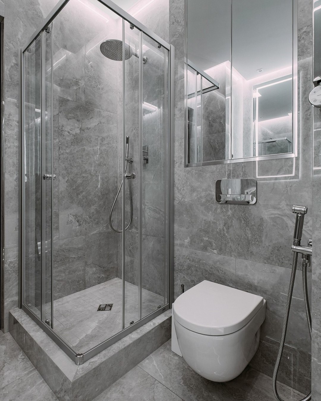 Современная душевая кабина с подсветкой и стеклянными перегородками | Проект Валерии Котович