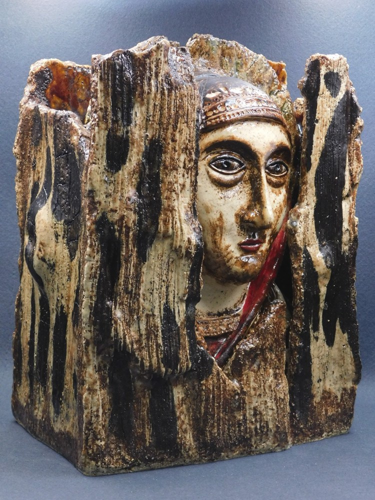 Керамическая скульптура Богородицы, выполненная по мотивам иконы Богоматери Одигитрия XVII века из Ново-Иерусалимского монастыря. Авторская керамика, ручная работа.