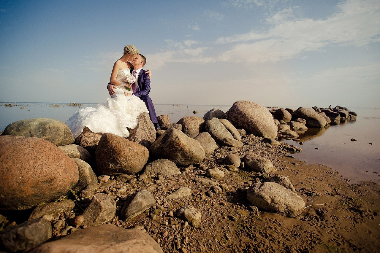влюбленные целуются на каменной гряде на берегу финского залива 