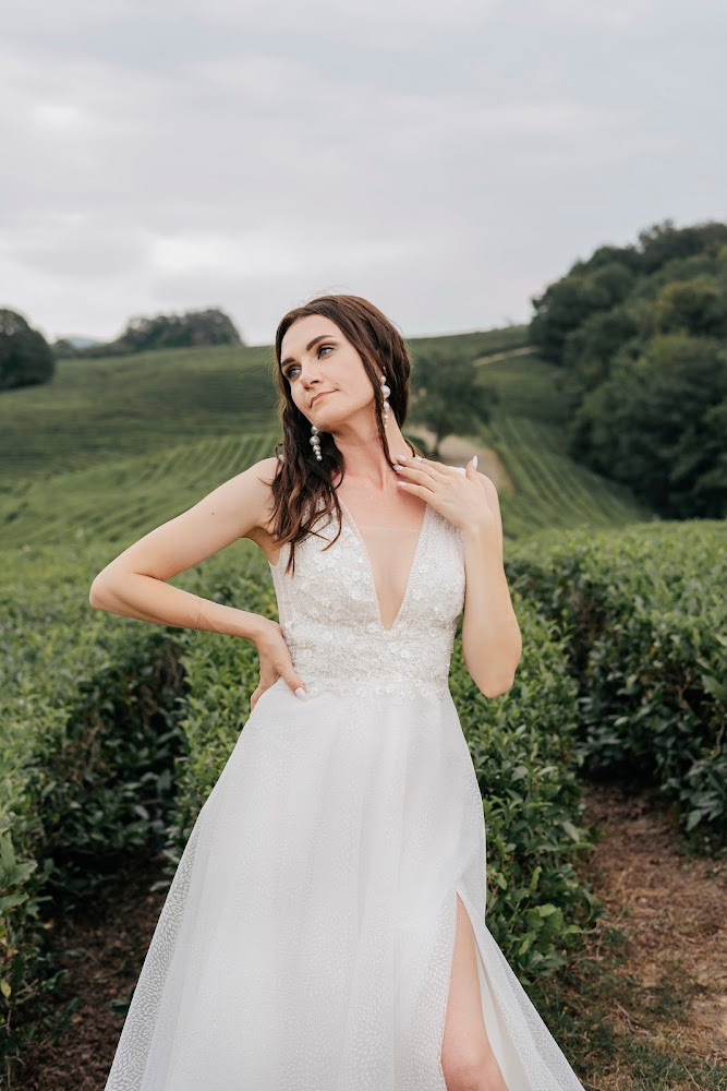 Роскошная невеста на фоне гор Сочи и чайной плантации 