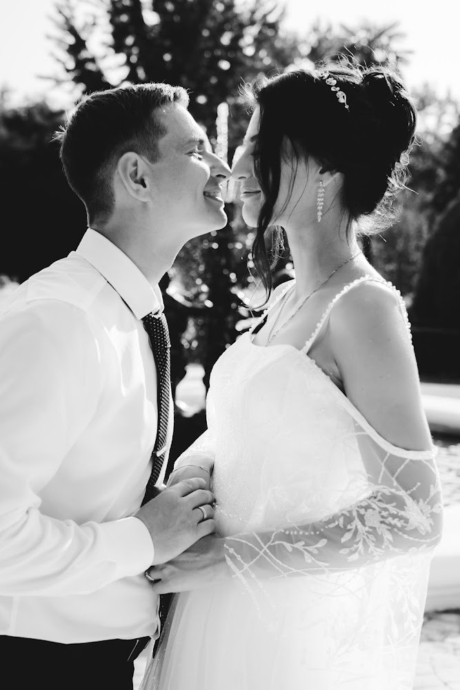 Черно белая фотография, жених целует свою возлюбленную 