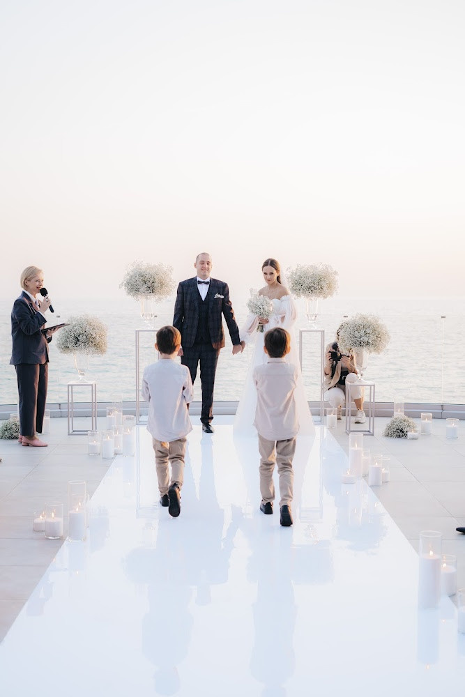 Дети выносят кольца к алтарю бракосочетания