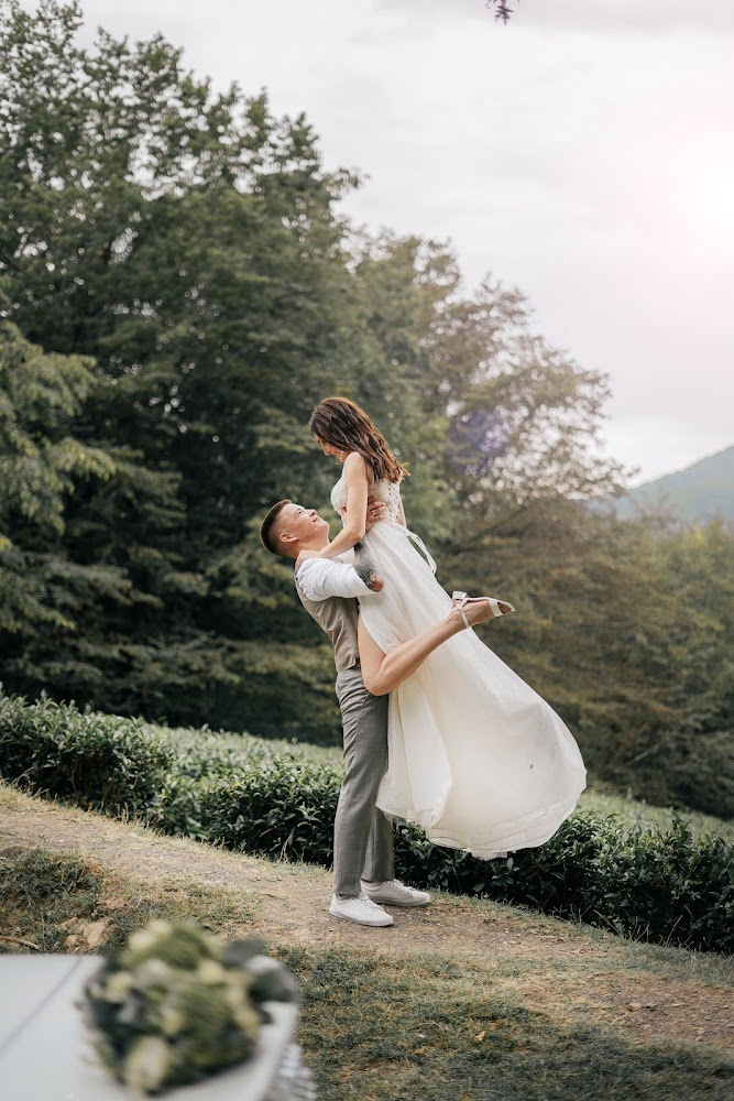 Нежная невеста в объятиях своего мужа