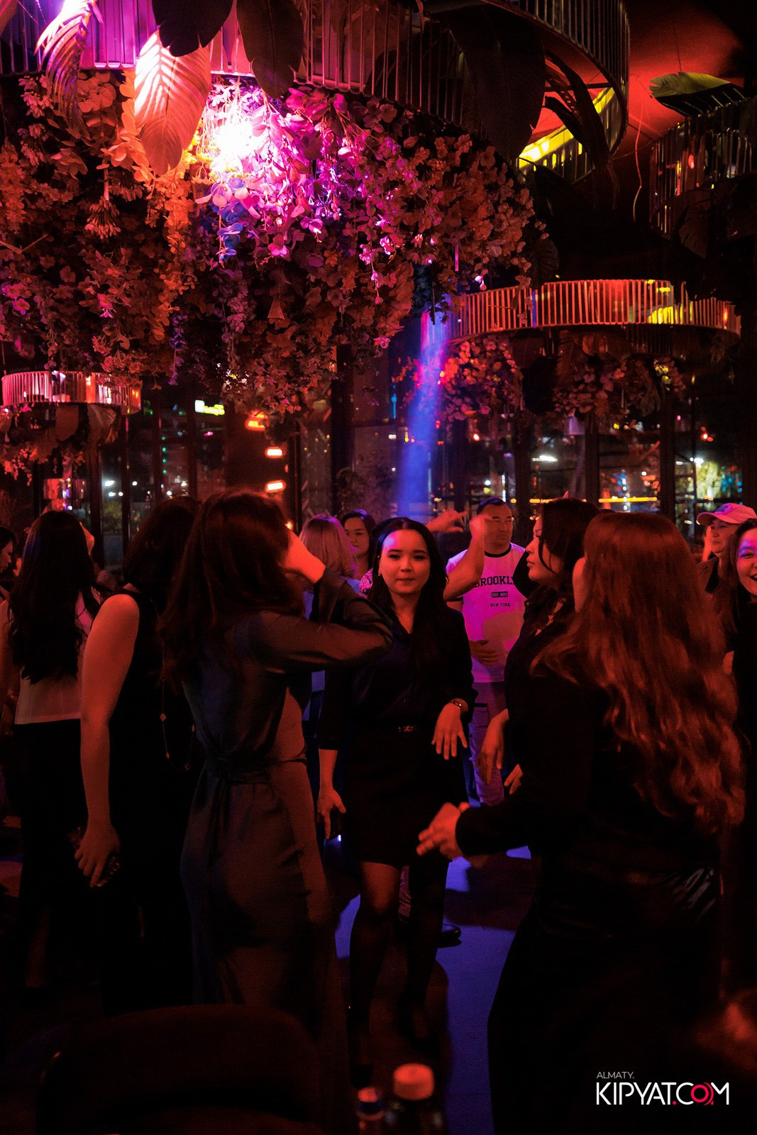 FRIENDS BAR & TERRACE. КИПЯТКОМ АЛМАТЫ!