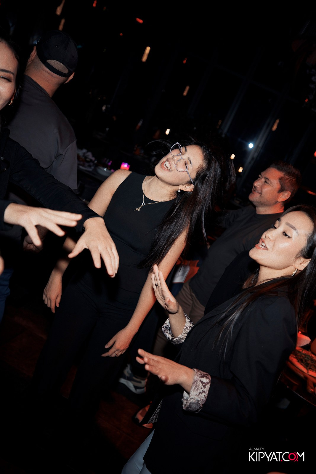 FRIENDS BAR & TERRACE. КИПЯТКОМ АЛМАТЫ!