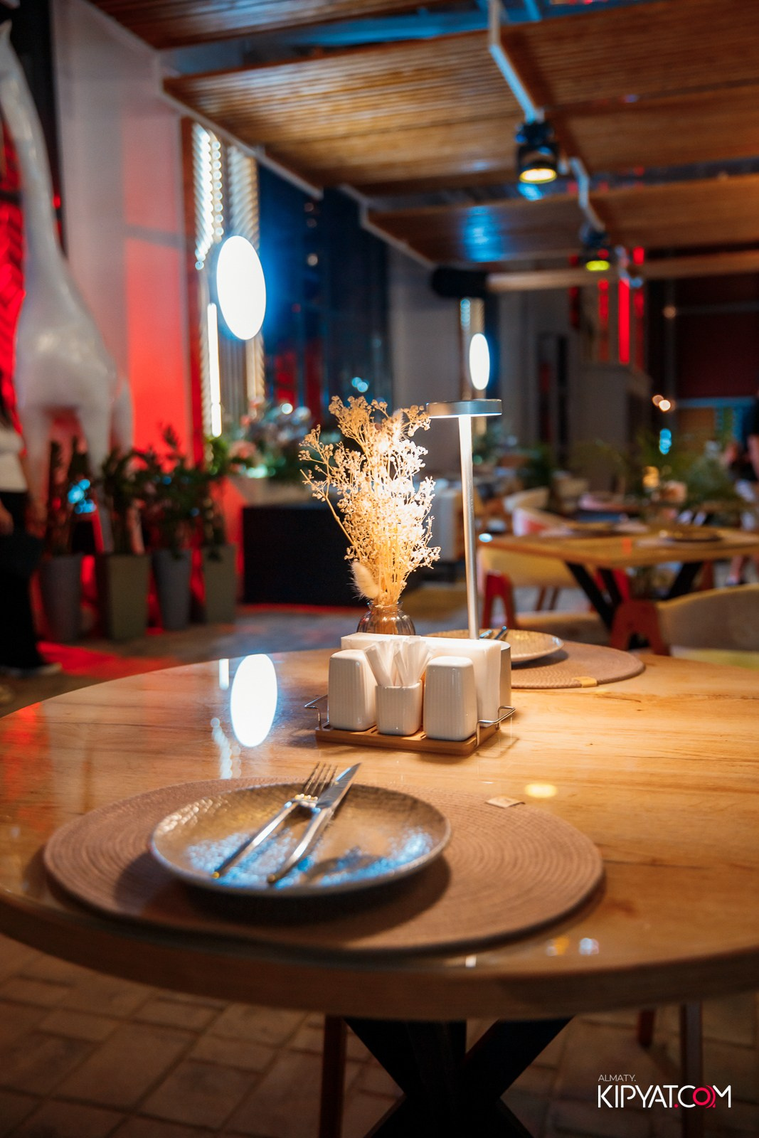 FRIENDS BAR & TERRACE. КИПЯТКОМ АЛМАТЫ!