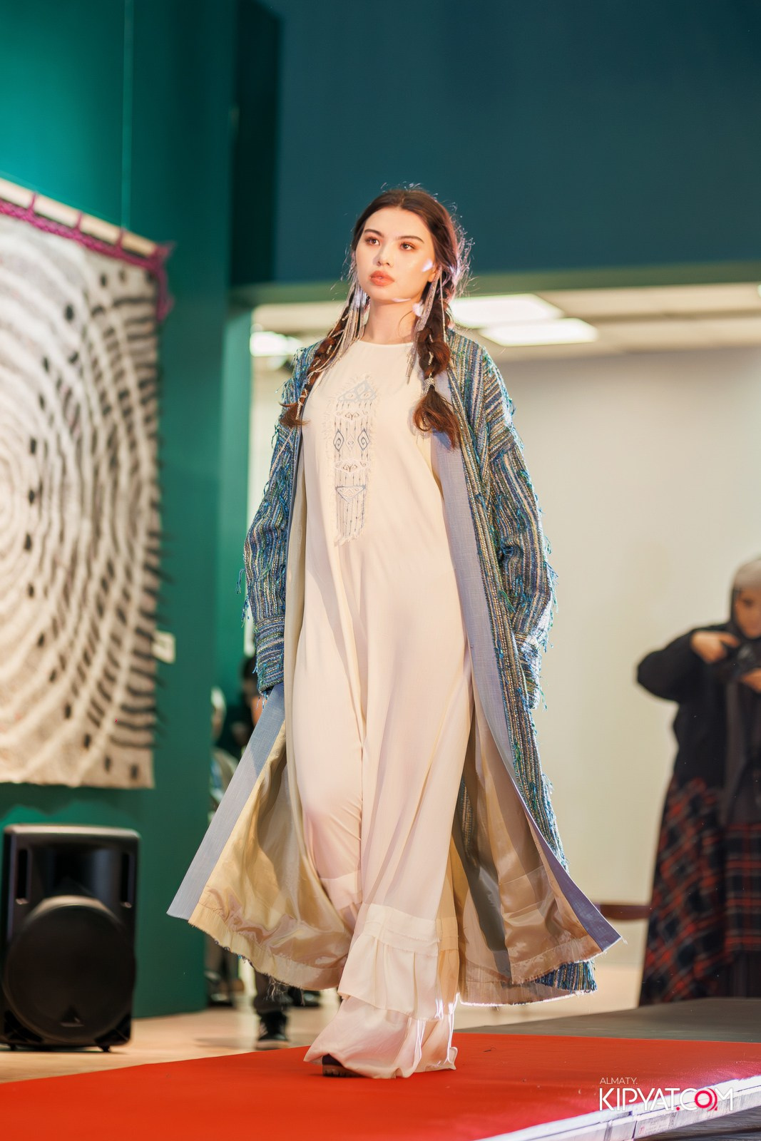 FASHION ПОКАЗ, КАЗАХСКОЙ НАЦИОНАЛЬНОЙ ОДЕЖДЫ. КИПЯТКОМ АЛМАТЫ!