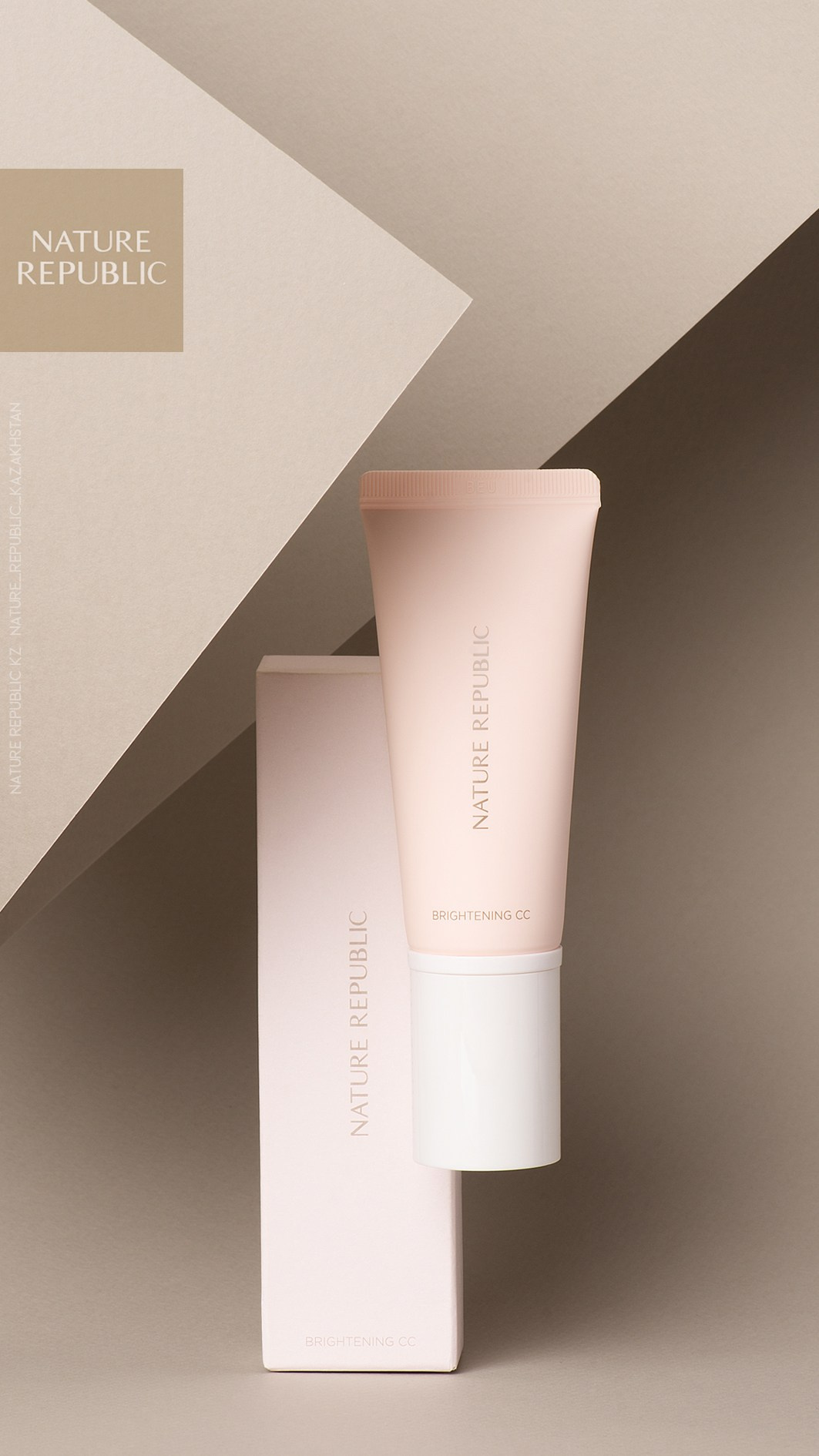 Косметический крем в розовой тубе на фоне геометрической композиции