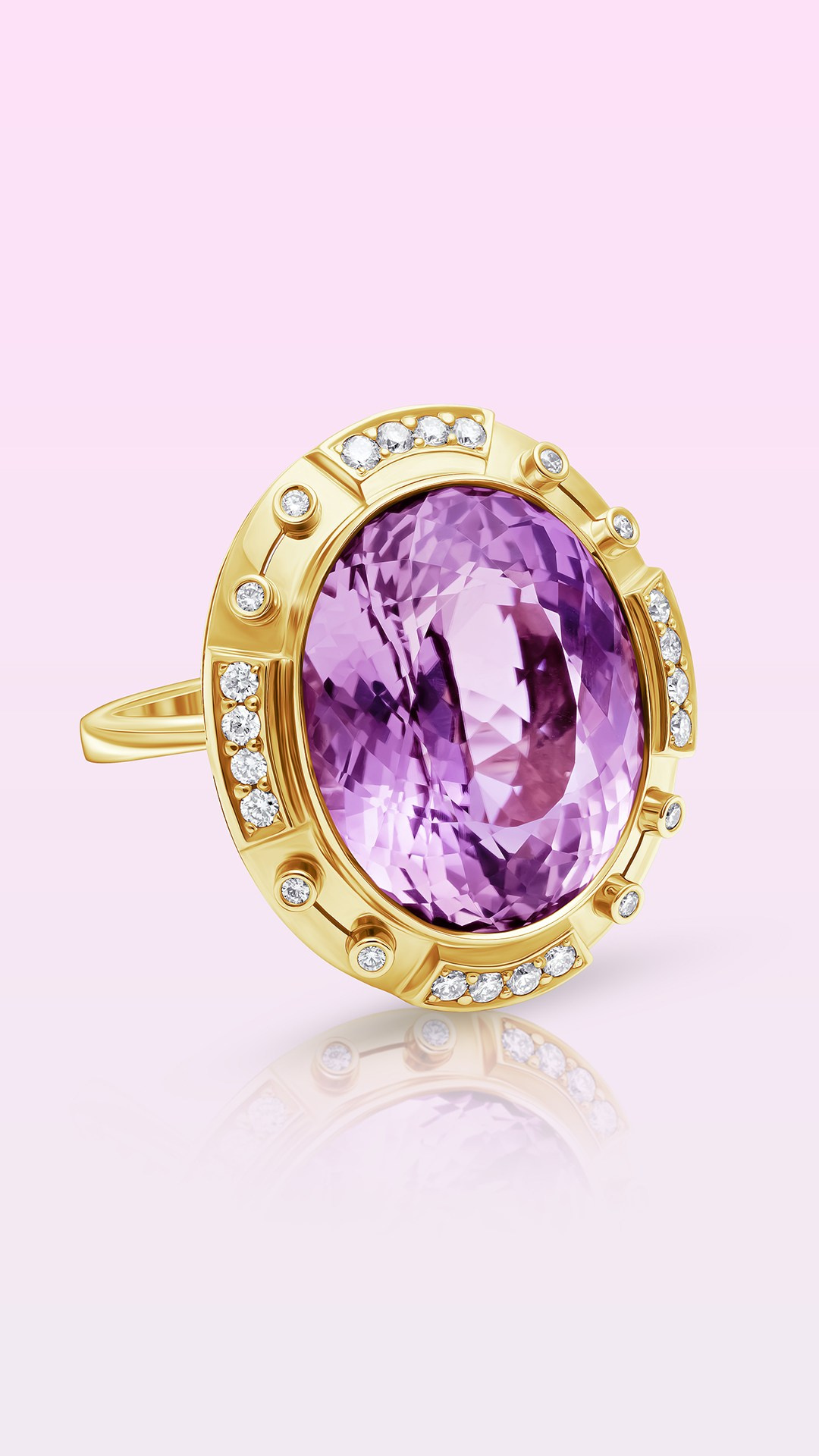 Фотосъемка золотого кольца с большим камнем 