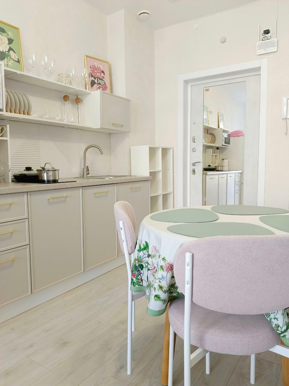 Кейс2: Получили ключи от квартиры. Задача была обставить для аренды посуточно. Учли все пожелания и сделали всё в короткий срок и квартира стала быстро приносить прибыль. Получилась очень стильная и уютная квартира, в которую точно захочется вернуться. 