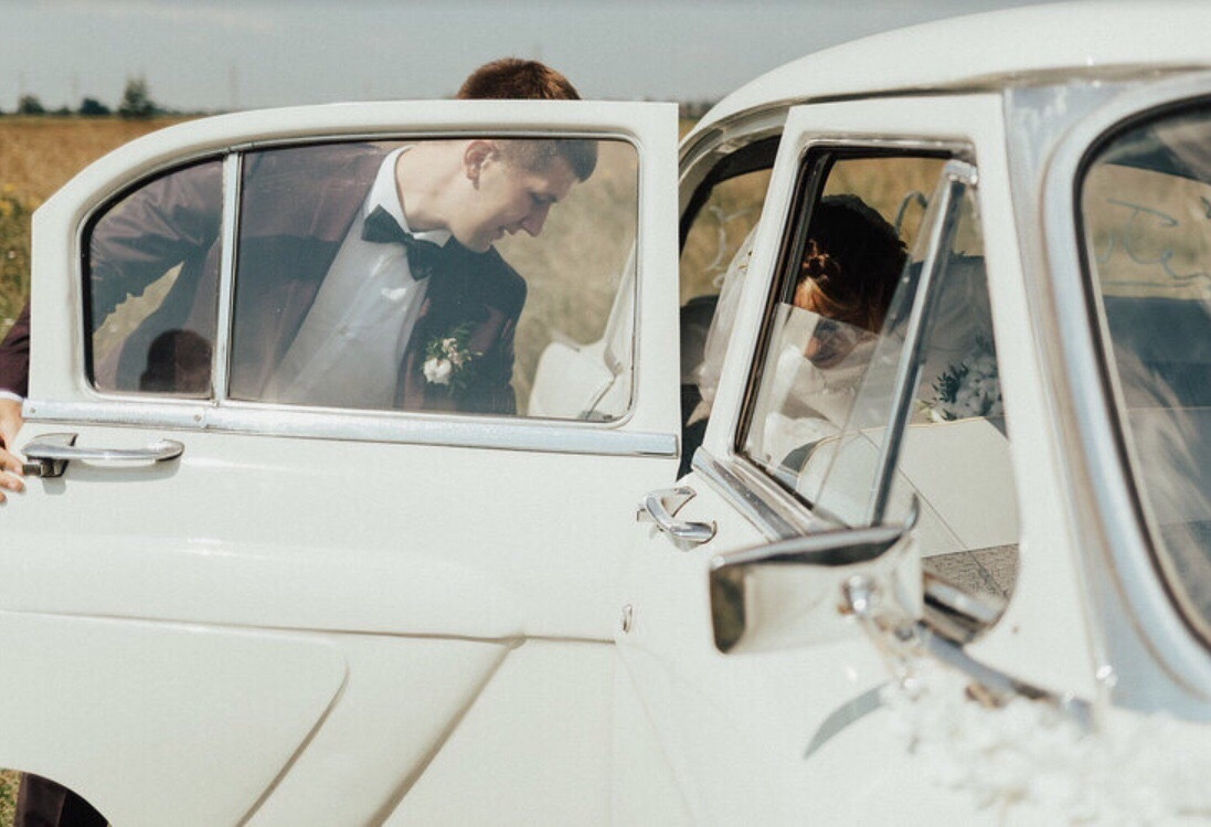 Вероника и Владимир. Прокат Аренда ретро автомобилей Волга ГАЗ 21  Кострома