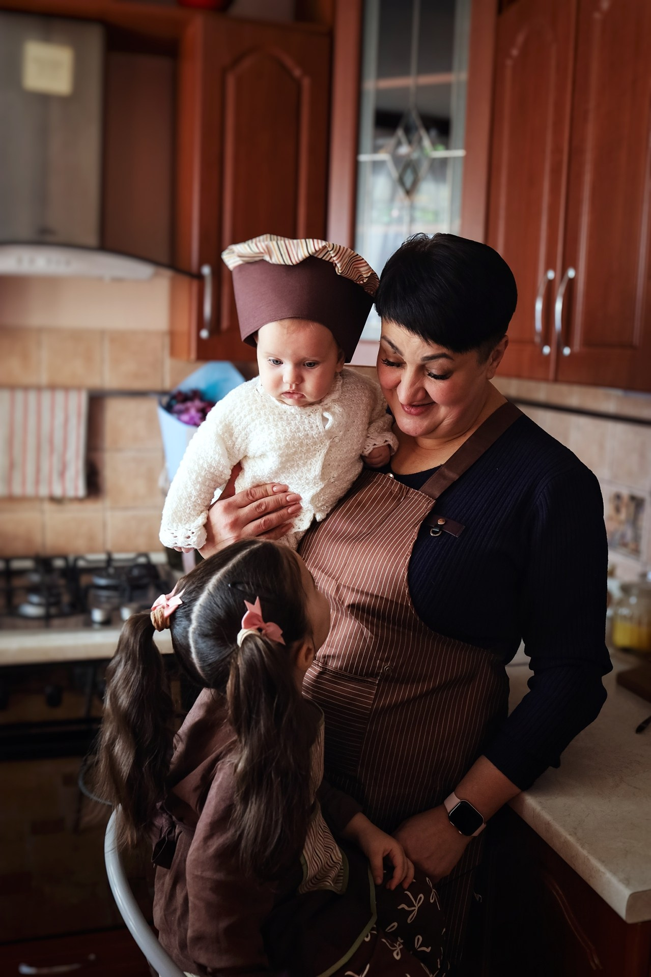 Бабушка с внучками на кухне. Фотограф Анастасия Фальковская
