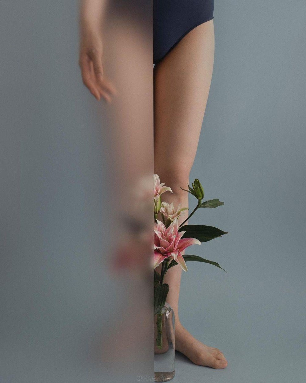 автопортрет Цзыцянь Лю в минималистичном стиле