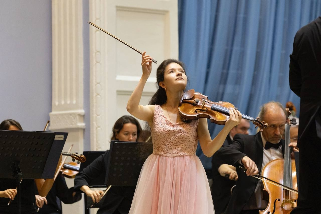 На сцене. Скрипачка Анна Савкина