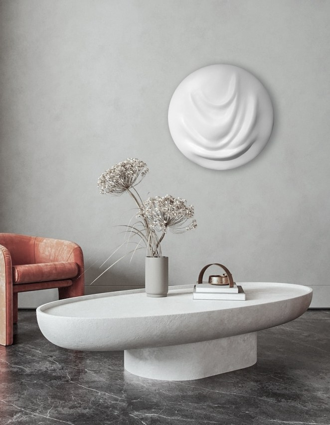 круглый белый барельеф с складками