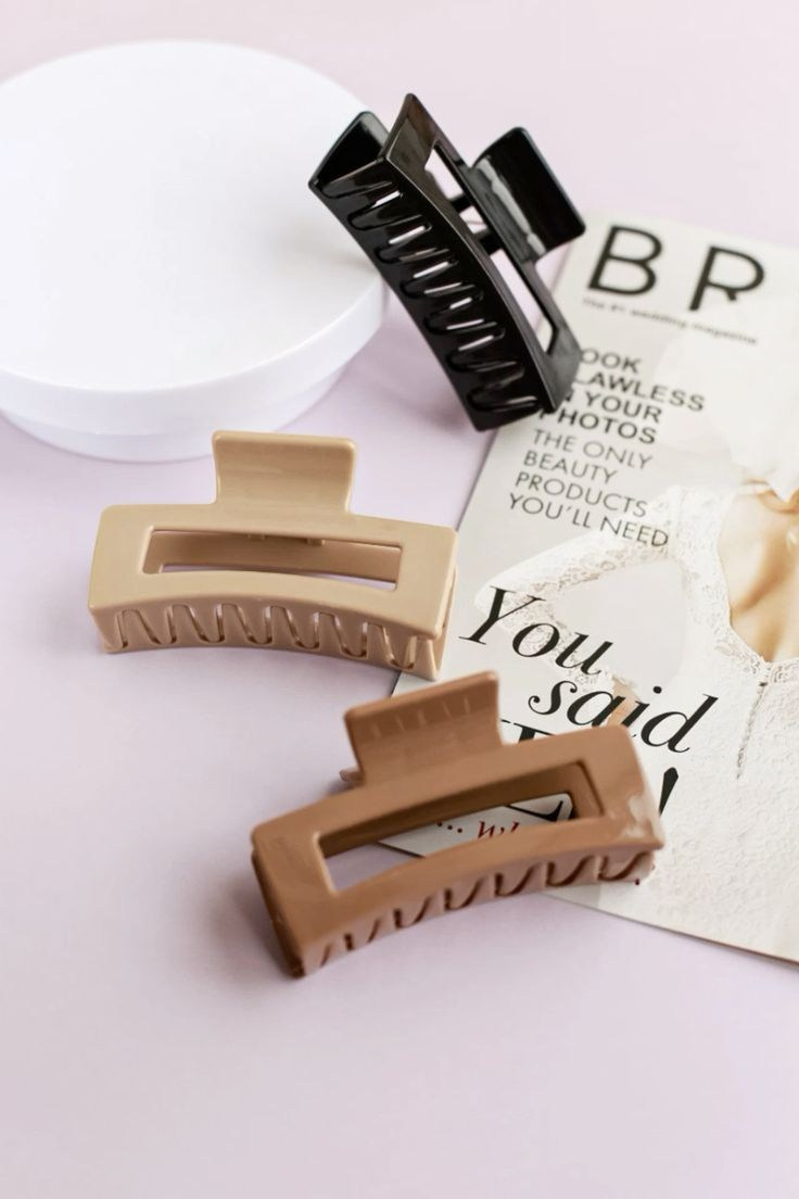 Предметная съемка аксессуара в спокойной цветовой гамме.