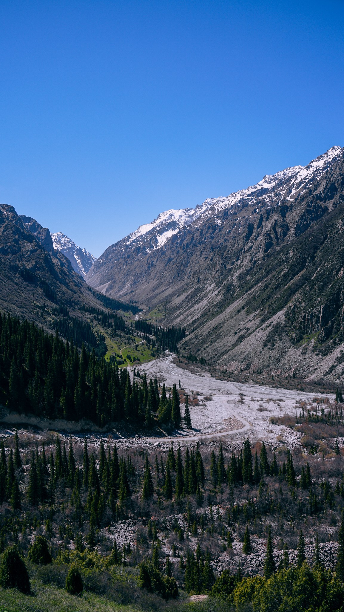 Кыргызстан. Человек с фотокамерой
