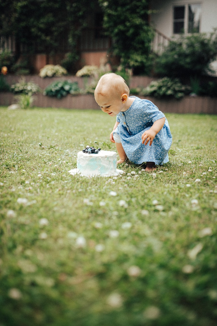 Коля, Ксюша, Саша, Андрей, Кира и бабушки | на даче