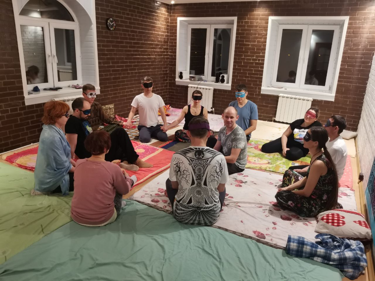 Андрей Кичев показывает медитативные техники на ретрите в подмосковье