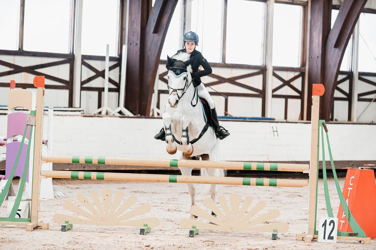 ОТКРЫТИЕ ЗИМНЕГО СЕЗОНА ПО КОНКУРУ В КСК «БЕЛАЯ ДАЧА». Куракина Дарья • Конный фотограф