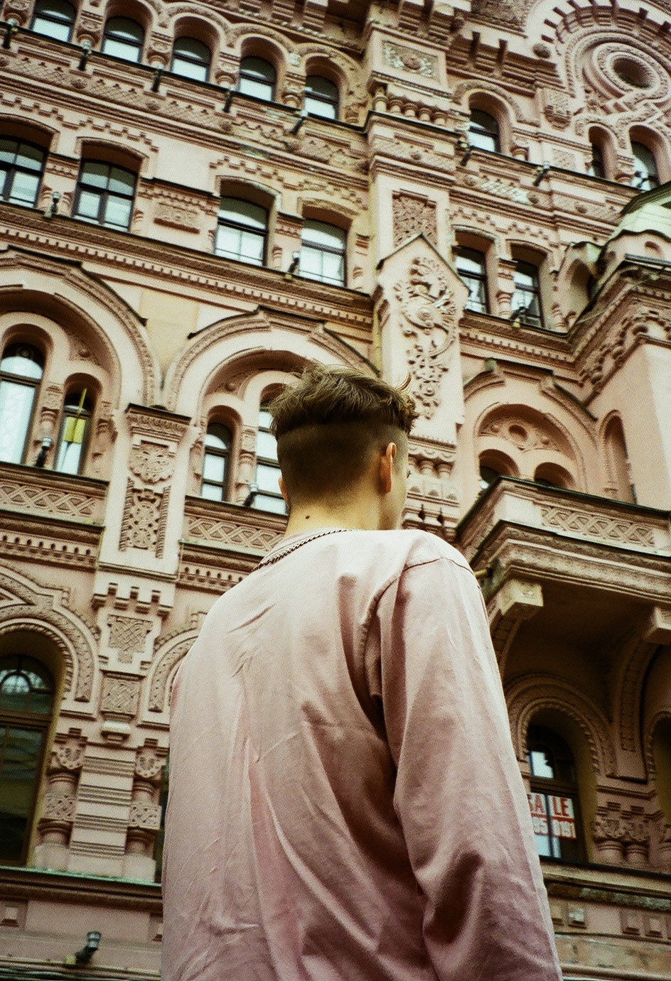 Étrangers. Carolinetru