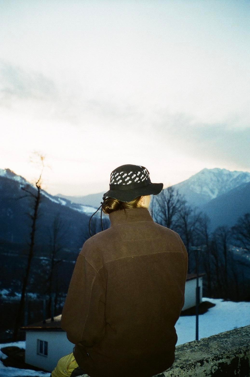 Étrangers. Carolinetru