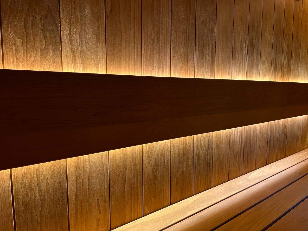 Парная в Лесколово для Saunaispa: впечатляющее можжевеловое панно в половину потолка и звёздное небо на второй. SaunaTopMasters