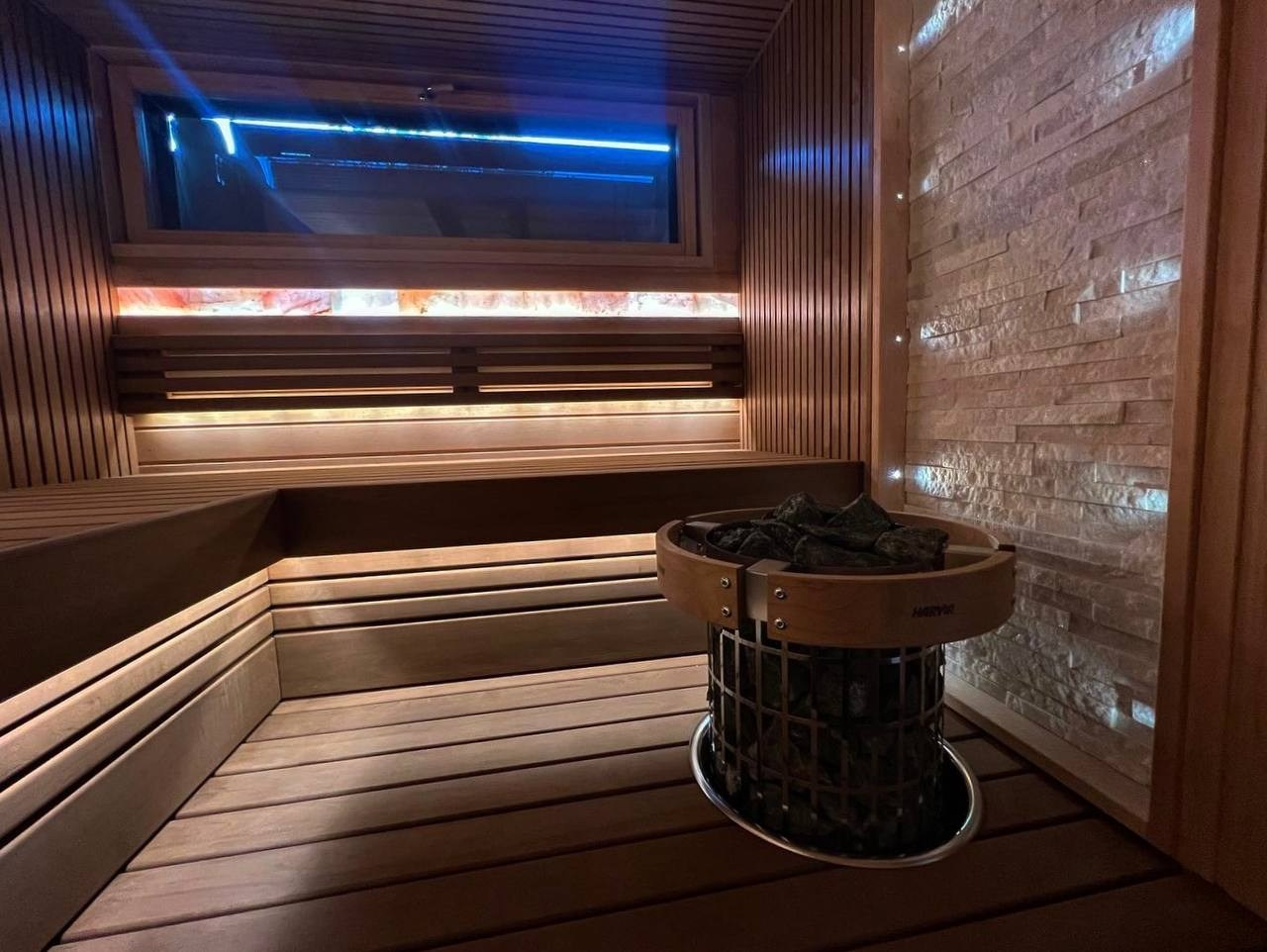 Парная в Ривер Парке из ольхи и термоольхи, с солевой линией, точечной подсветкой панно и камня, печь — Harvia Cilindro. SaunaTopMasters