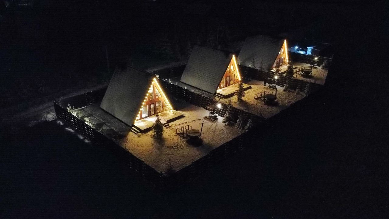 Загородный дом для отдыха на майские праздники с баней, уличным чаном на 6 человек - забронировать. Коттедж А-фрейм с баней и уличным чаном в Подмосковье - в аренду для отдыха