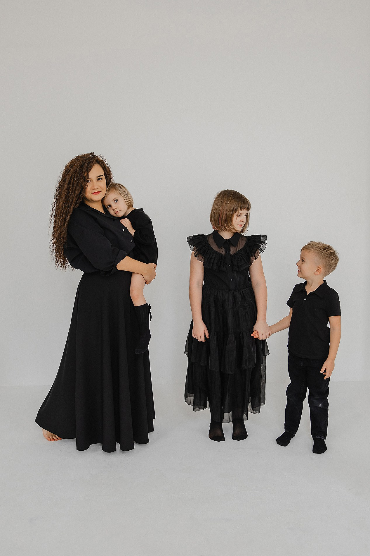 Семейная фотосессия на белом фоне. Фотограф Олеся Жомер