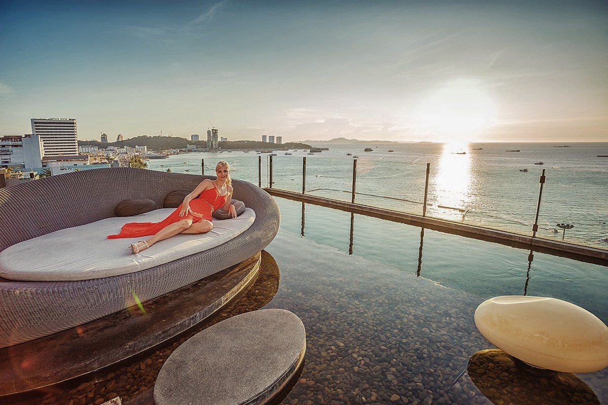 Фотосессия Пхукет фотограф красивая девушка в купальнике шикарном платье на пляже Патонг Ката Карон Найхарн Майкао идея место поза пример фото море волна  заказать фотосъёмку Phuket Patong Naiharn цена стоимость описание фотосессии аренда платья стилист образ отель ресторан кафе