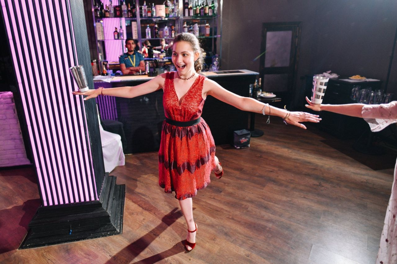 Ведущий + диджей + флейринг-шоу на выпускной вечер и другие праздники для молодёжи и подростков