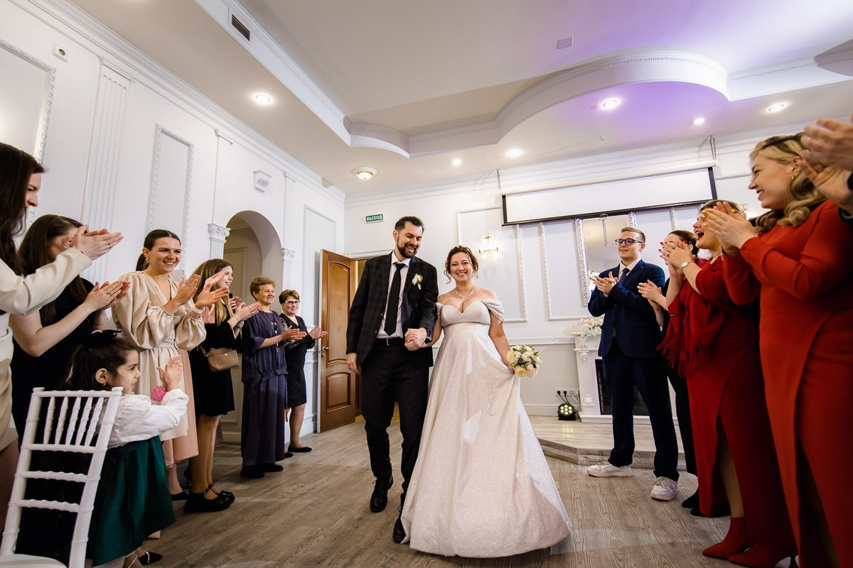 Жених и невеста заходят в ресторан Санкт-Петербурга