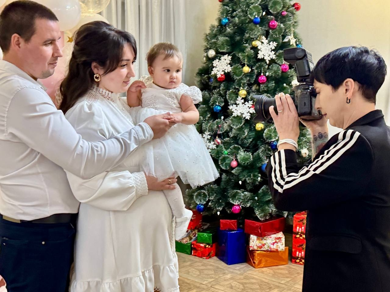 Фотограф Марина Ковалева из Семикаракорска проводит праздничную фотосессию на детском дне рождении.