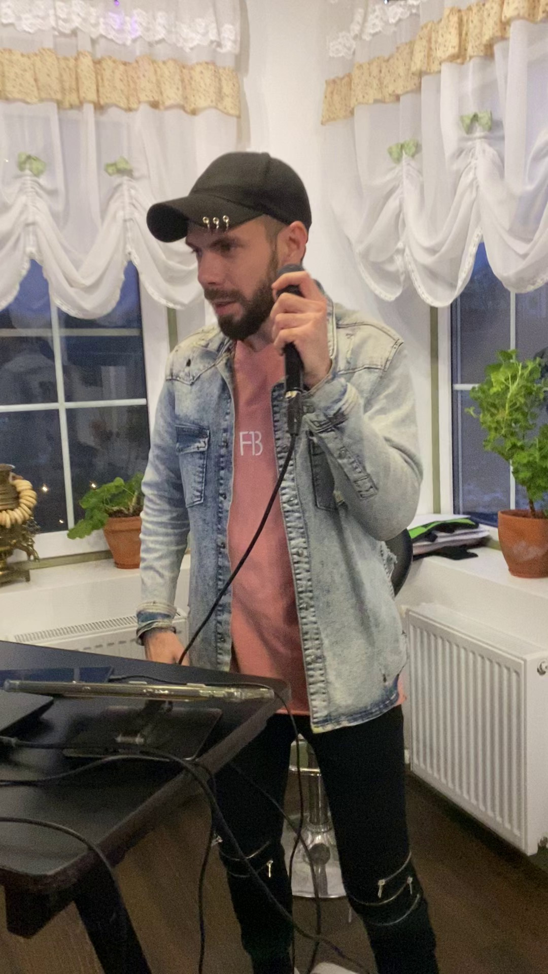 Музыкальное соправождение. Организатор праздников. Ведущая Марина Гребенникова