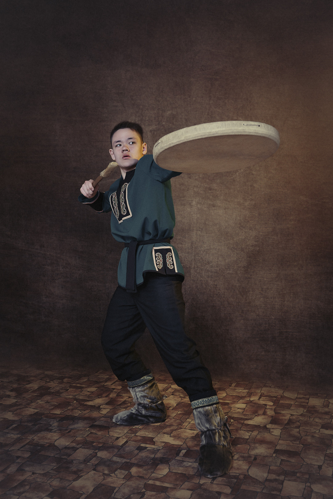 Молодой человек в костюме уйльта